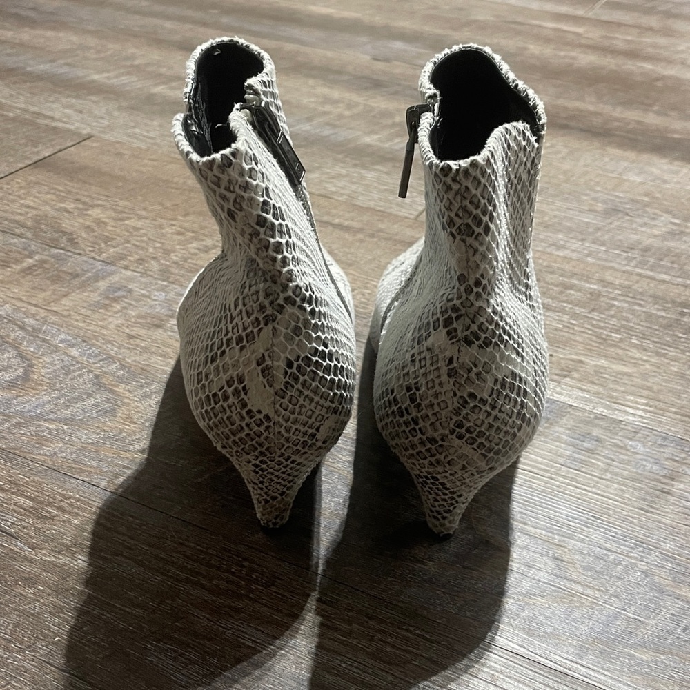 Reaction Kenneth Cole Snakeskin Kitten Heel Ankle Boots Booties - Picture 3 of 8